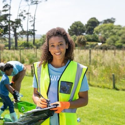 volunteers-collecting-rubbish-and-recycling-VU5WKDT-qcn475byjp9401qiz5qqzykjg9mpogeff5vevjcucg